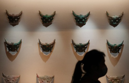 酒务头遗址出土的兽面形饰。摄影/新京报记者 浦峰