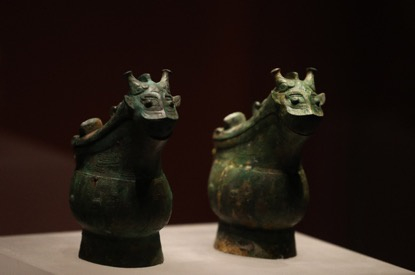 展出的翌兽形觥是一种酒器，觚和爵的组合是青铜礼器最核心器物之一。摄影/新京报记者 浦峰