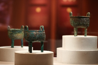 展出的兽面纹鬲形鼎。摄影/新京报记者 浦峰