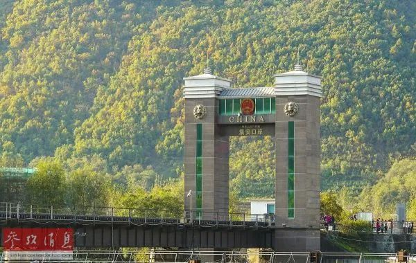 ▲资料图片：吉林省集安市鸭绿江国境铁路大桥及口岸。（新华社记者 许畅 摄）