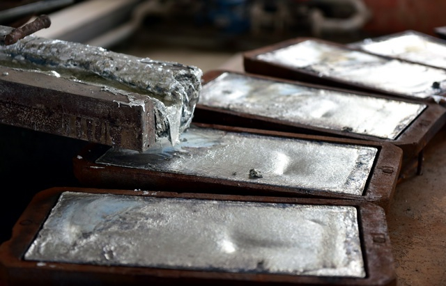 用锌浮渣提炼的锌锭。摄影/章轲