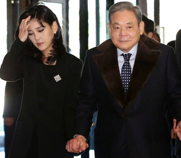 ▲2013年，李健熙与女儿李富真。图据韩联社