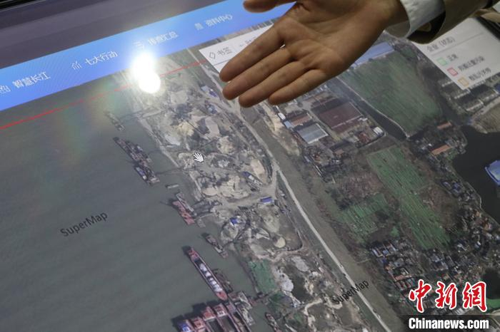 触摸一体机（智慧长江）展示长江岸线监管　赵强　摄