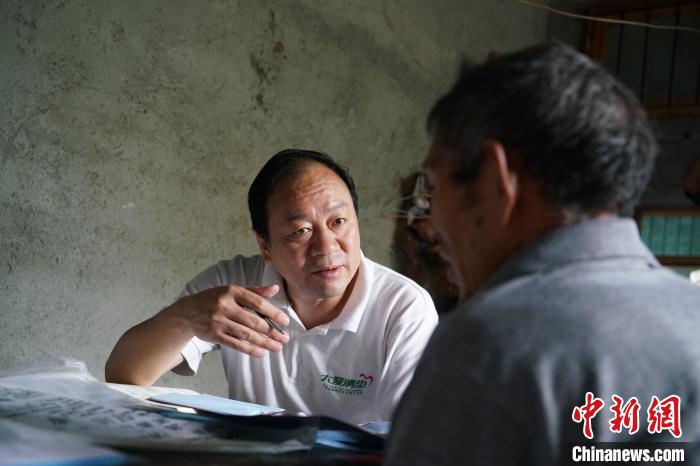 王克勤和尘肺病人交谈。受访者提供