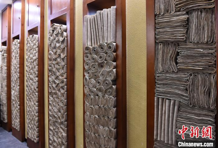 图为织造好的成品夏布。　周毅 摄