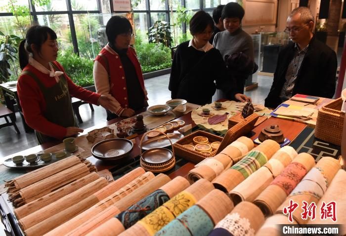 图为夏布制作而成的各种工艺品深受游客青睐。　周毅 摄