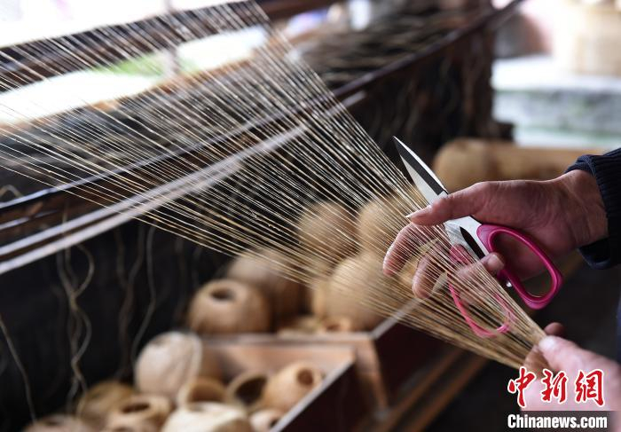 图为工作人员正在进行上浆工序。　周毅 摄