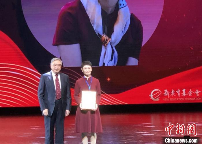 图为朱永新教授为年度人物浙江省杭州市萧山区银河实验小学朱雪晴老师颁奖。　于从文 摄