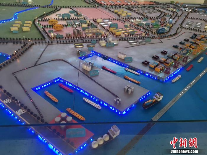 铁山港(临海)工业区沙盘图。中新网记者  谢艺观 摄