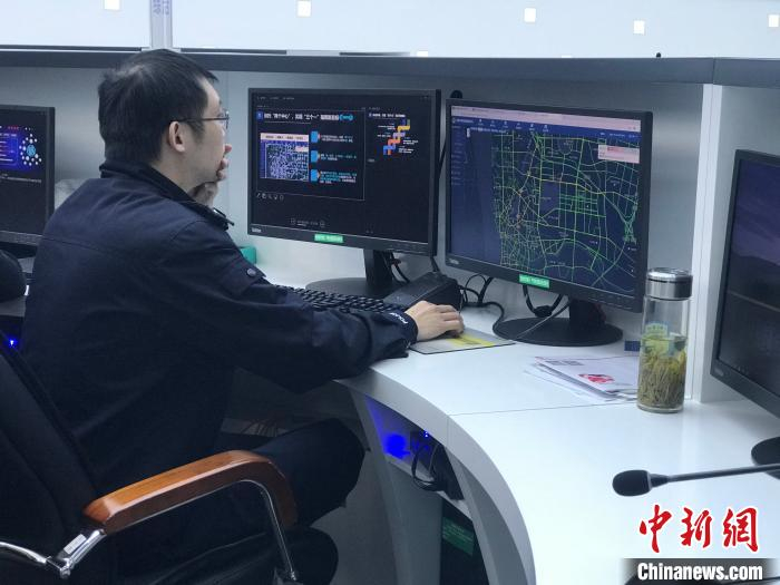  工作人员查看数据 赵强 摄