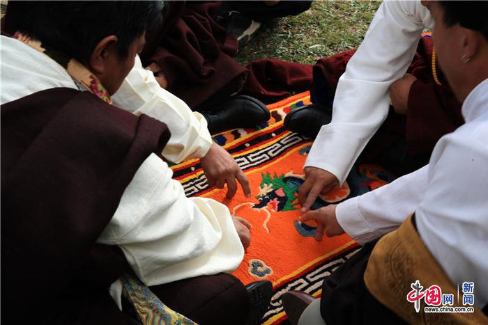 图为手指锅庄，四川省白玉县的四名民间艺人“非遗”项目。是一种用肢体语言保存下来的舞谱。“手指锅庄”通过家族传承，历史可以追溯到千年以上。中国网记者 栗卫斌 摄