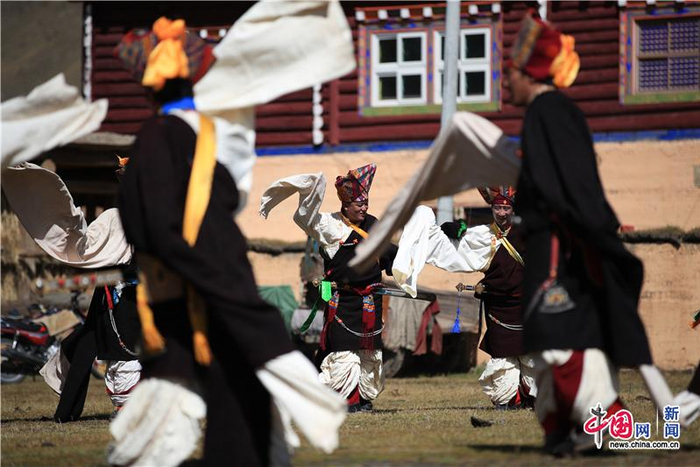 图为白玉灯龙卓钦（宫廷锅庄），起源于公元七世纪左右，德格土司兴盛时期。意为来自灯龙乡的宫廷舞蹈，后成为德格土司的宫廷舞蹈。中国网记者 栗卫斌 摄