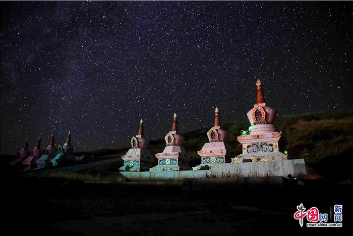 图为亚青寺附近天葬台星空夜景。亚青寺，位于白玉县阿察乡昌托村，海拔约4200米。属藏传佛教宁玛派寺庙。1985年落实宗教信仰自由政策后逐步恢复佛事活动。中国网记者 栗卫斌 摄