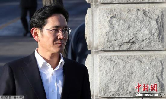 资料图：当地时间2018年2月5日，韩国三星集团副会长李在镕离开首尔看守所。