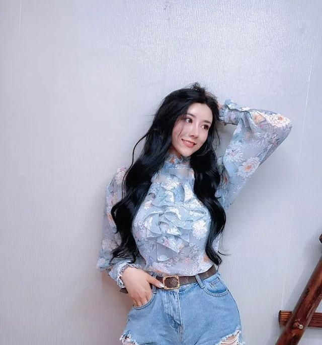 完美臀围比女裁判刘太阳走红,身高178身材健硕,追求健身不瘦身