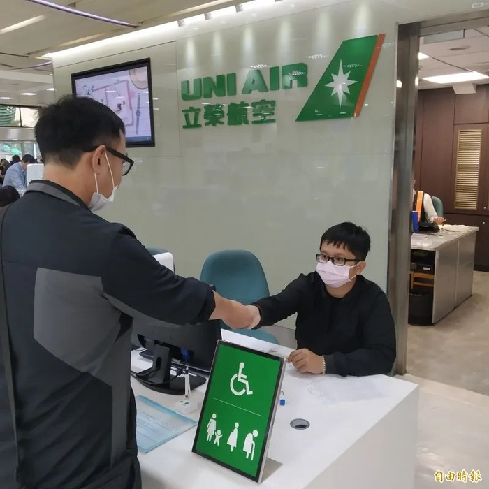 台湾“海巡”官兵今早到立荣航空柜台报到。图源：“自由时报”