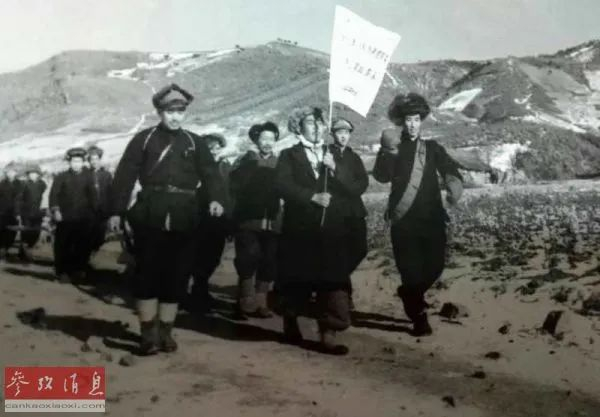 ▲资料图片：1950年冬，曲洪一（左一）与担架队员们整队出发赴朝前线。