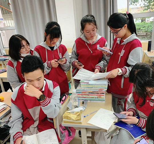 图说：古美高级中学的同学正在进行微信答题。