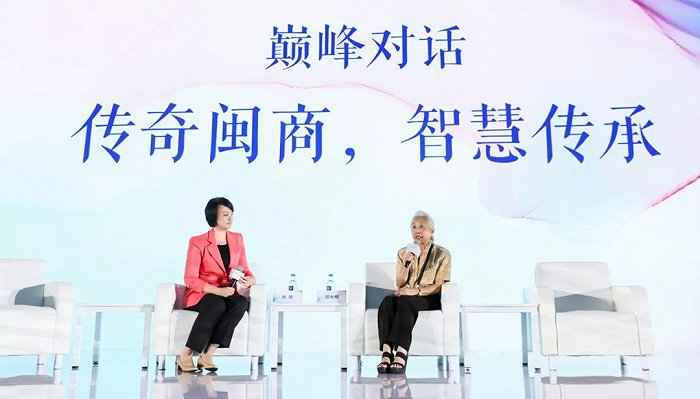 郑大明（右）受邀出席宜信财富厦门传承峰会，与宜信财富联席总裁尚筱（左）对话（主办方供图）