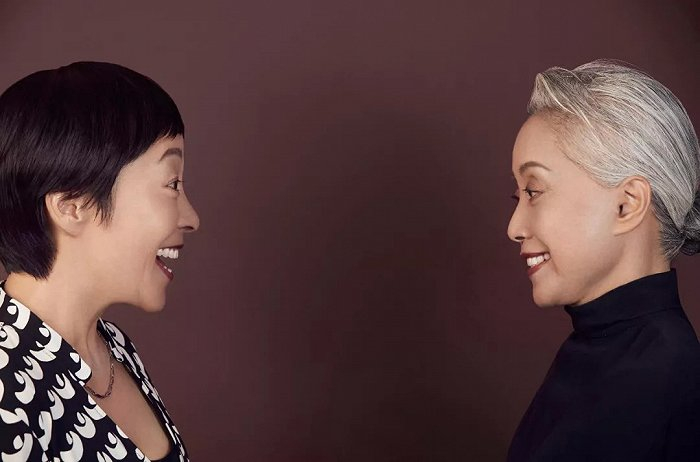 郑大明与女儿黄慧灵（左）