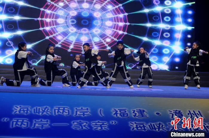 街舞《龙舞宝贝》。　张金川 摄