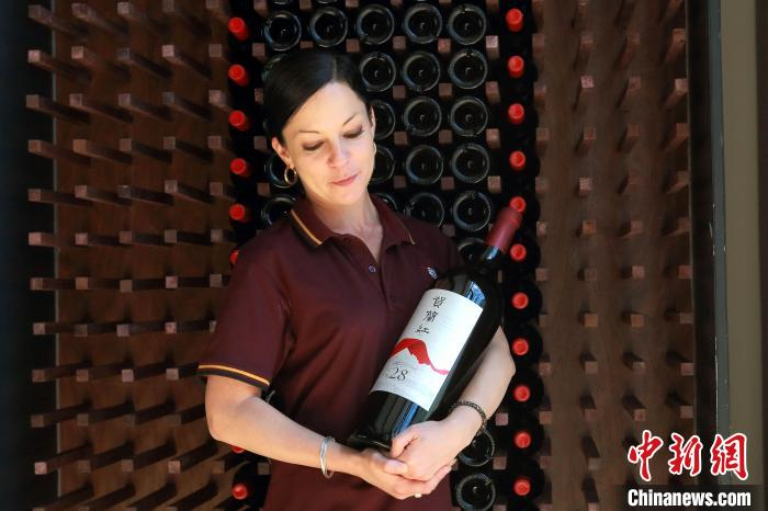     陈仙妮在西鸽酒庄工作时的照片。受访者供图