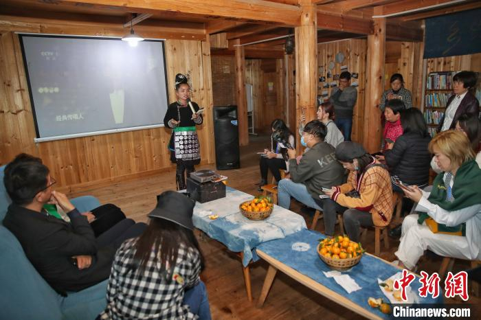 图为吴凤英在分享故事。　瞿宏伦 摄