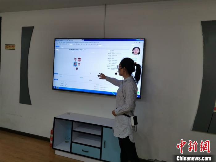 网格长邱云展示现代网格化管理信息平台给网格员带来的工作便利 胡传林 摄