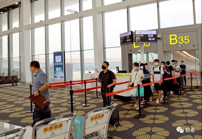 △ 2020年6月9日18时5分，南航CZ3139准时抵达北京大兴国际机场。这是新冠肺炎疫情以来中国民航恢复运行的首个武汉至北京客运正班航班，标志着武汉往返北京客运航线正式复航。摄影/通讯员楚洪雨