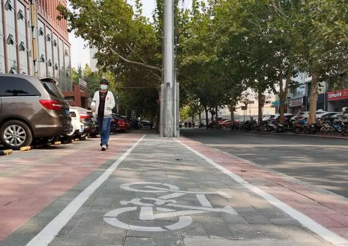 10月25日，保定市一处自行车停放点空空荡荡。中青报·中青网记者 耿学清/摄