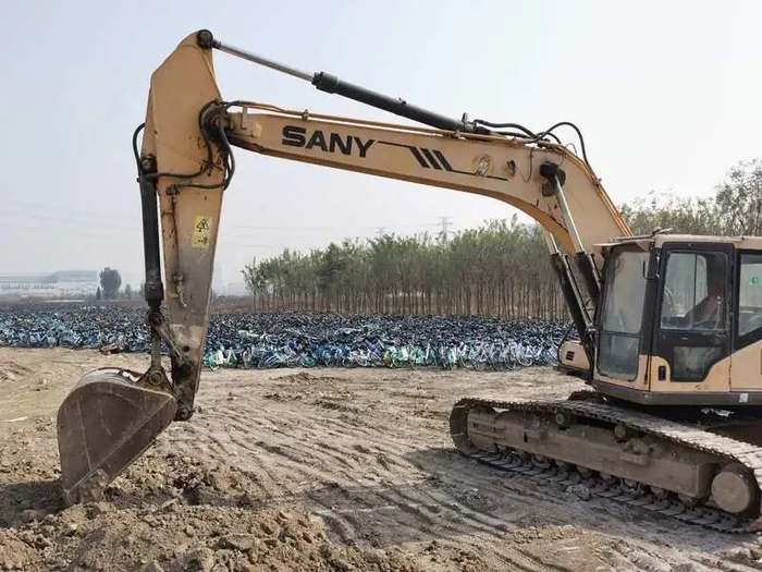 10月25日，保定市北三环外一片荒地堆放了大量共享单车。中青报·中青网记者 耿学清/摄