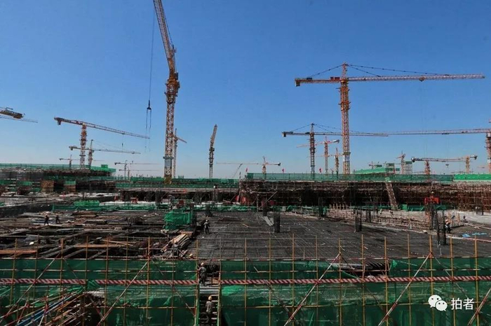 △ 2016年9月8日，建设中的机场航站楼。摄影 / 新京报记者王嘉宁