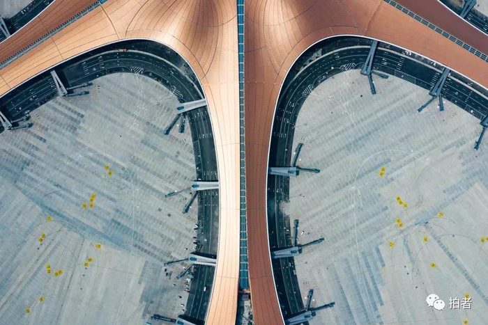 △ 2019年6月28日，建设完成的航站楼和廊桥。摄影 / 新京报记者陶冉