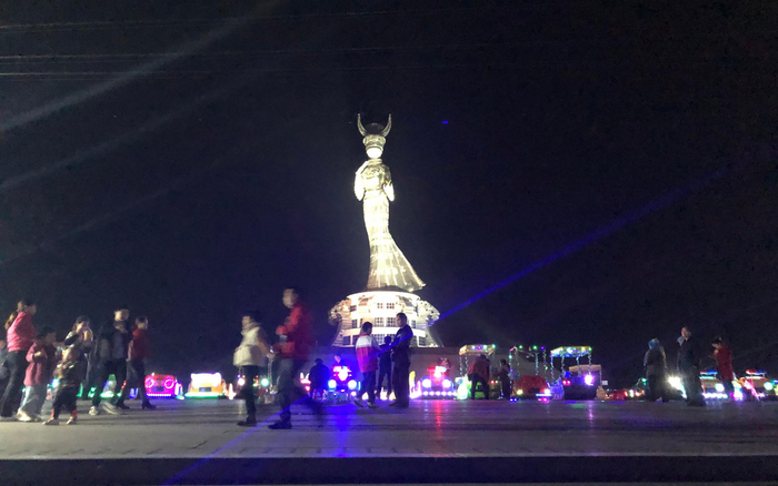 10月24日晚，不少当地居民带着孩子到“仰阿莎”雕塑下的小广场玩。新京报记者 韩沁珂 摄