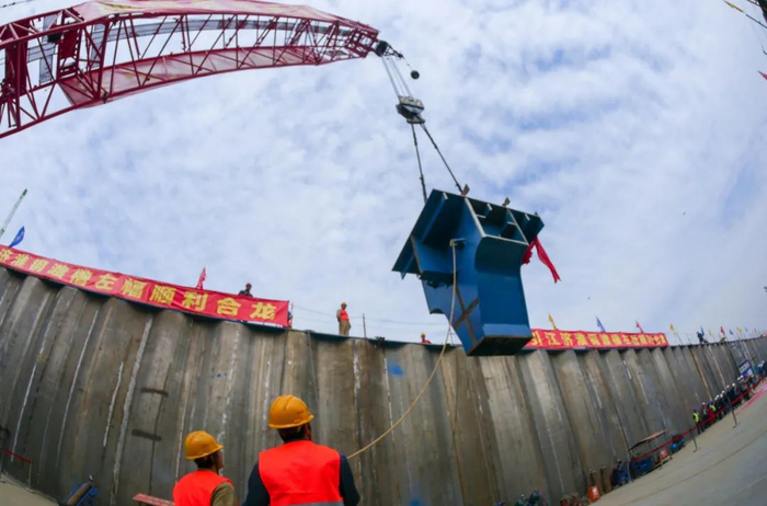 根据效果图，全桥外观如雕梁画栋，槽中水体与波纹板碰撞又形成水流涟漪，桥头分流岛上的监控塔采用水滴式的玲珑塔造型，呈现出水桥、水玲珑、水涟漪相伴而生的动感画面。