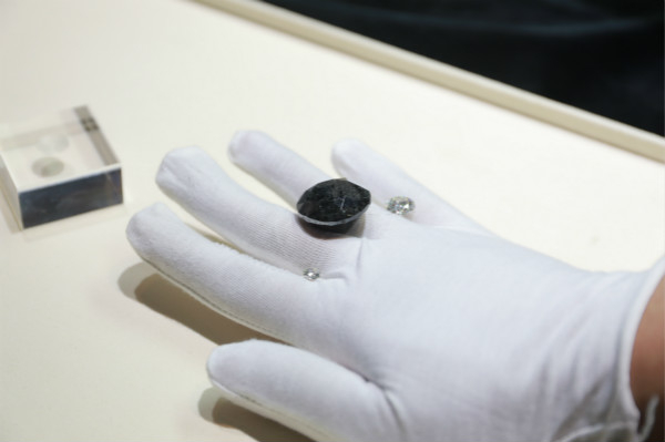 图说：88克拉钻石和1克拉、5克拉的对比。