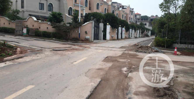 昔日高档别墅区的长沙同升湖山庄，如今道路坑洼，豪华不再。/网络