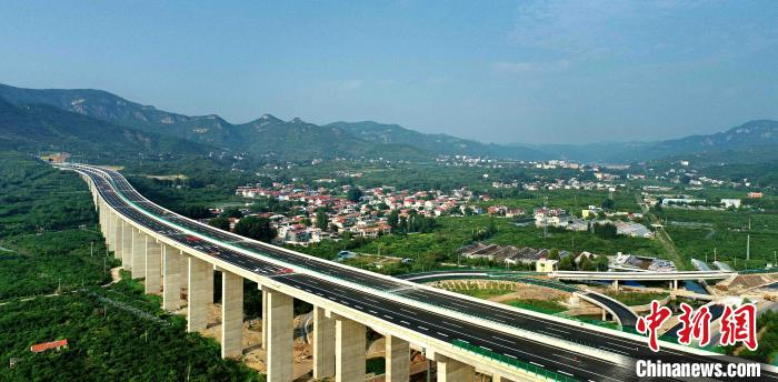 “济泰高速”沿途美景。葛洲坝济泰高速 供图