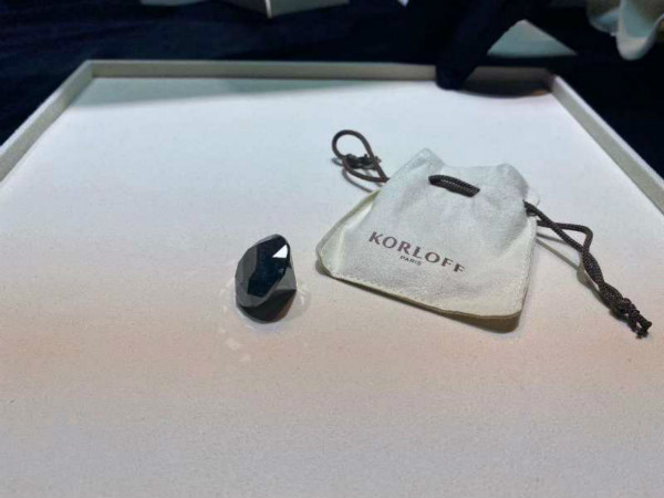 图说：重达88克拉的超大黑钻。钱坤 摄（下同）