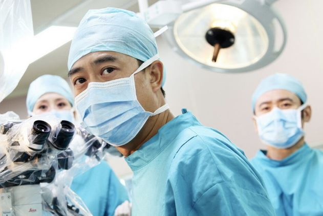 电视剧《心术》（2012）剧照。图为张嘉译饰演的医生刘晨曦。