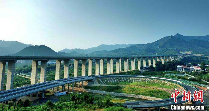 “济泰高速”沿途美景。葛洲坝济泰高速 供图
