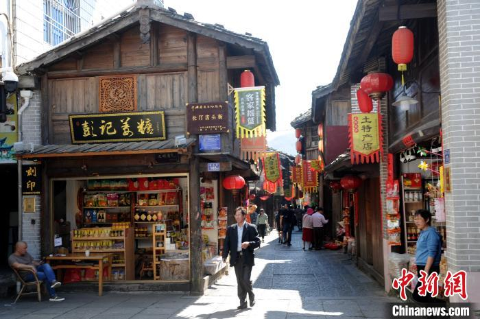 时光过隙，今天的店头街依然从容地散发着生机。　张金川 摄