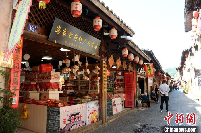 店头街全长466米，共有商铺一百五十多间，依稀可以看出它曾经的热闹与繁华。　张金川 摄