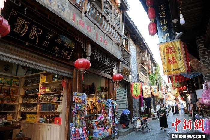 店头街保留的是明清建筑，沿街大部分为青瓦盖顶的木质两层楼。　张金川 摄