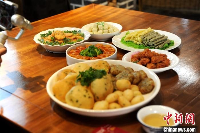 店头街内的客家美食。　张金川 摄