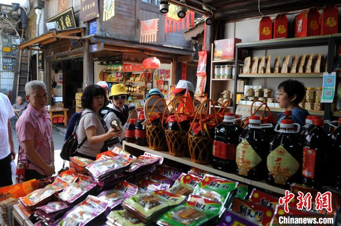 店头街吸引不少游客前来参观，体验浓厚的客家文化。　张金川 摄