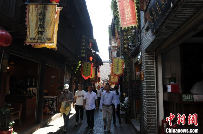 店头街吸引不少游客前来参观，体验浓厚的客家文化。　张金川 摄