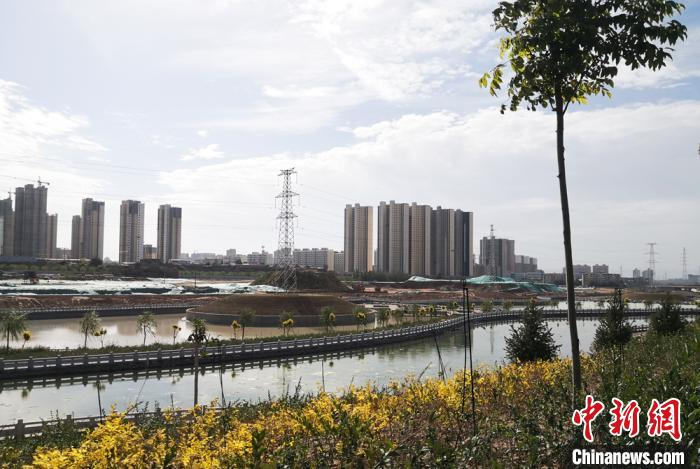 图为经过多年生态治理，白银区变为宜居宜游城市。　刘玉桃 摄