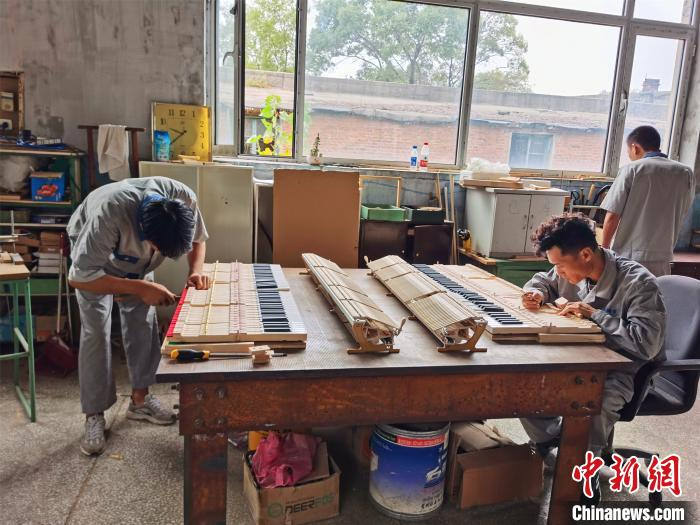 钢琴生产车间。　李晛 摄