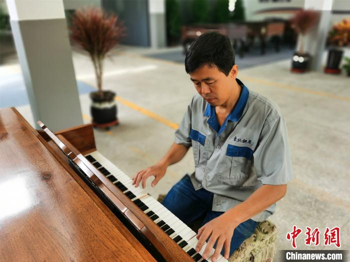     营口工匠、高级调律师张永庆在弹琴。　郑阳　摄